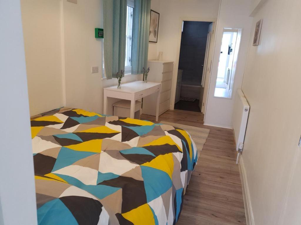 Апартаменты Star London Brent Street Cosy 1-Bed Hideaway Хендон Экстерьер фото